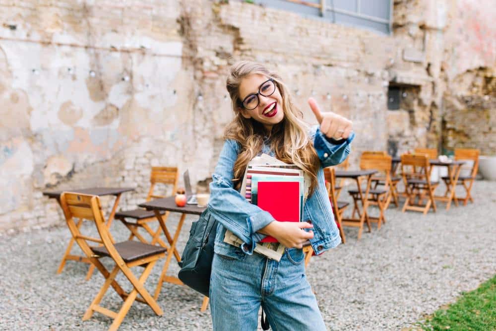 chica estilo hipster posando delante pared ladrillo